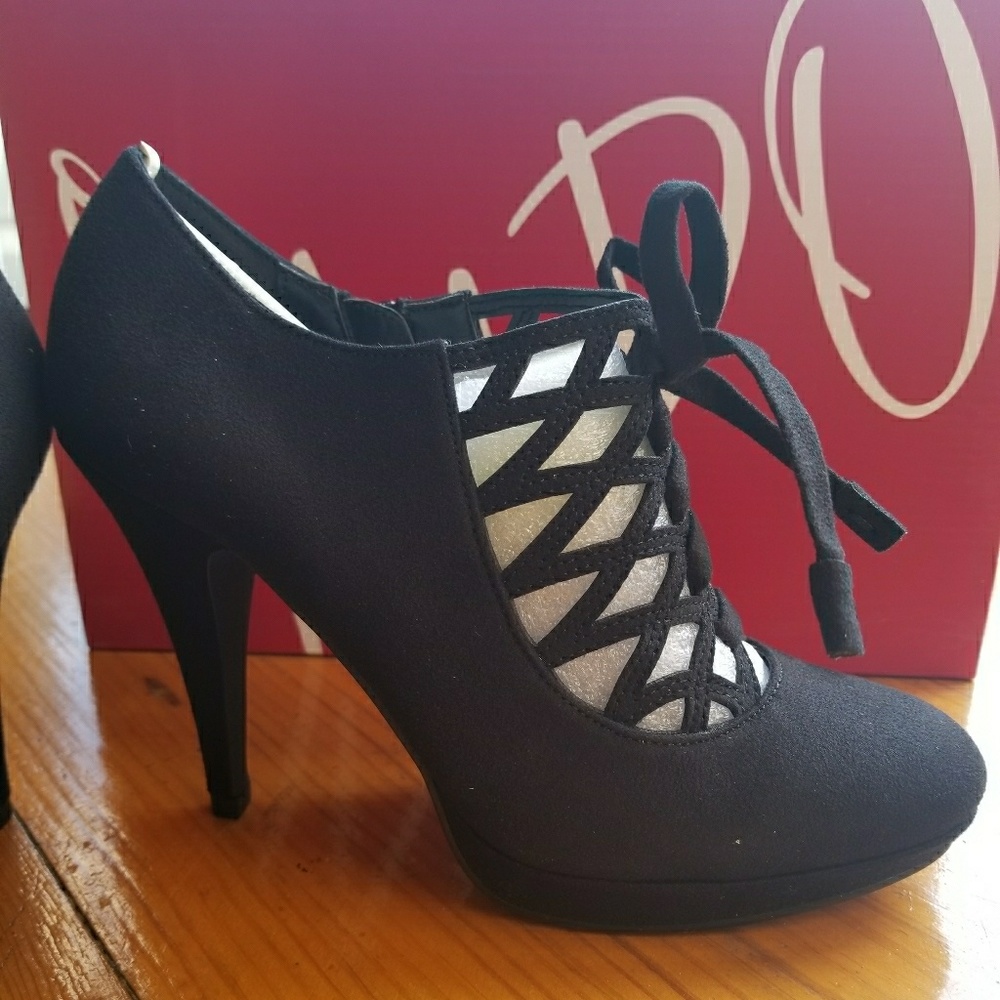 Brand new Impo size 6 *Prince* booties
